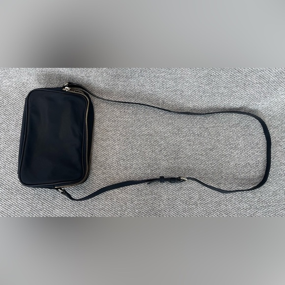 Stylish Black Bag with Gold Zipper - Picture 3 of 16